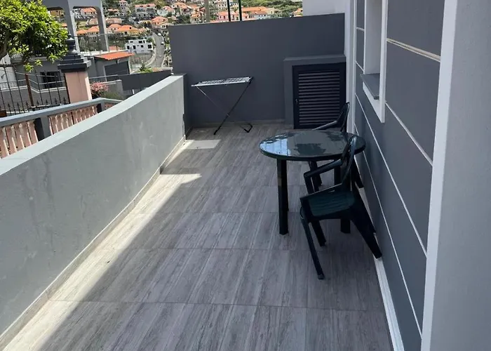 B - Beautiful 2 Bedroom Modern Townhouse With Private Parking