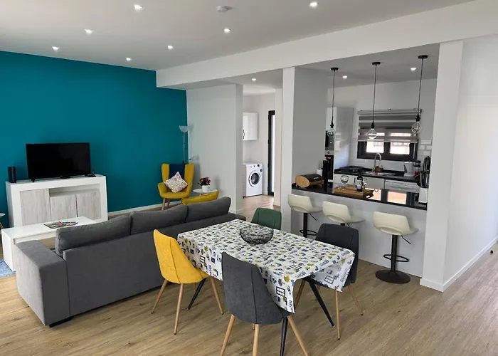 Beautiful Modern Townhouse With Parking Included *