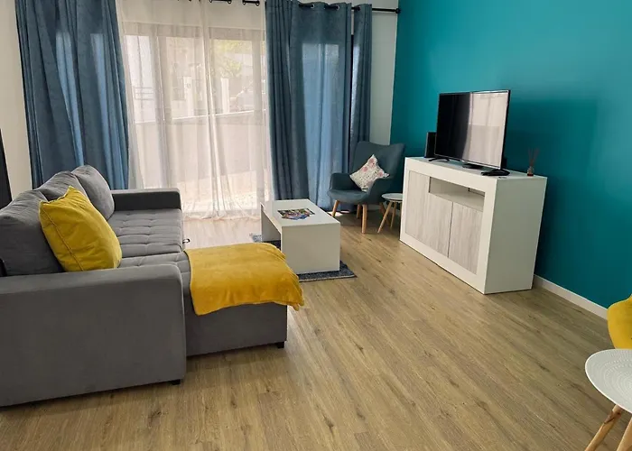 Beautiful Modern Townhouse With Parking Included