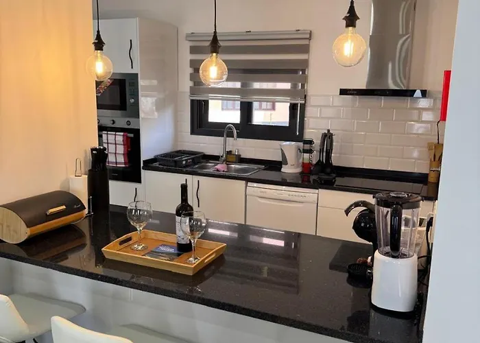 Casa de Férias B - Beautiful 2 Bedroom Modern Townhouse With Private Parking